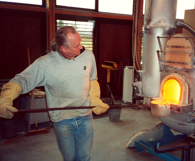 hot glass casting_taking hot glass out of blowing kiln